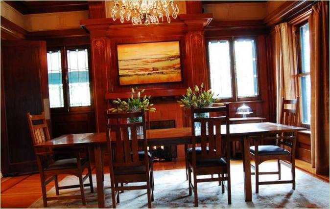 Design degli interni di una sala da pranzo con camino