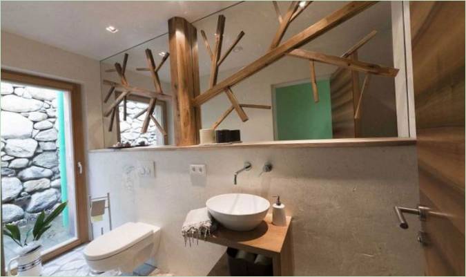 Progettazione degli interni del bagno in una casa di campagna a Varna