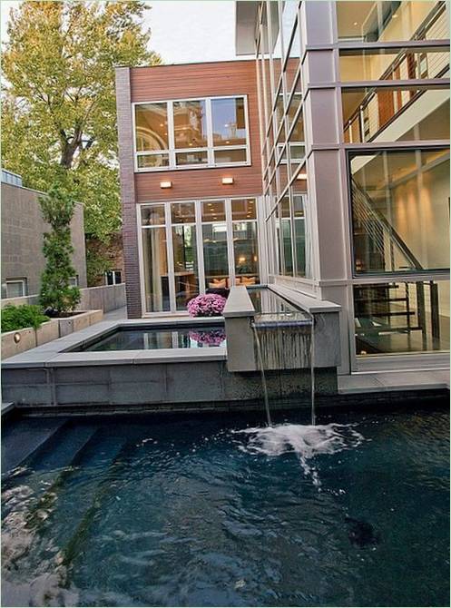 Piscina con cascata nel cortile - Foto 42