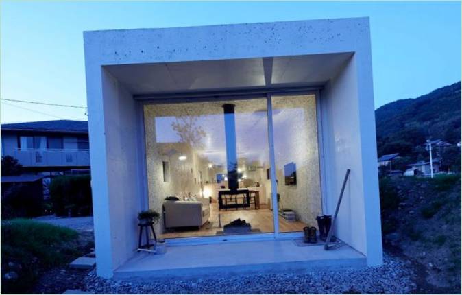 La facciata in vetro di un cottage