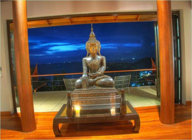 Scultura sulla terrazza di Villa Rak Tawan