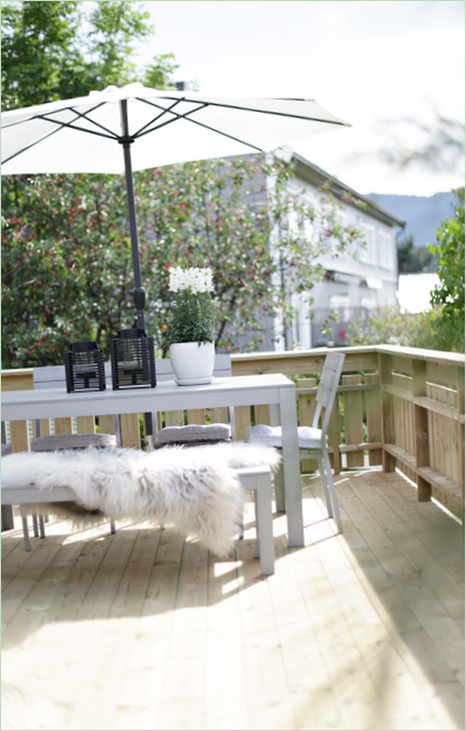 Patio design: mobili in legno bianchi
