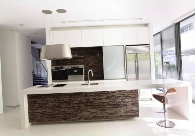 Cucina elegante in una residenza a progressione verticale