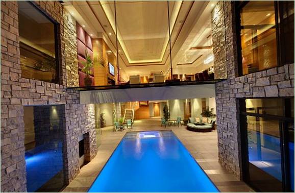 Una spa elegante in una casa spaziosa