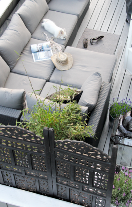 Patio design: pavimento in legno grigio