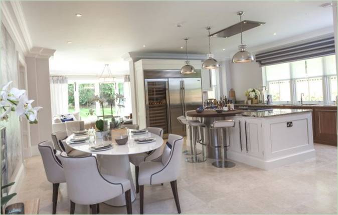 Cucina di design con zona pranzo