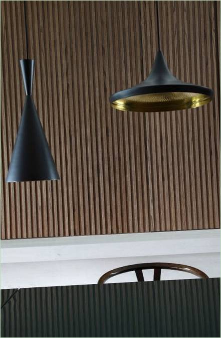 Interni beige e blu della sala da pranzo
