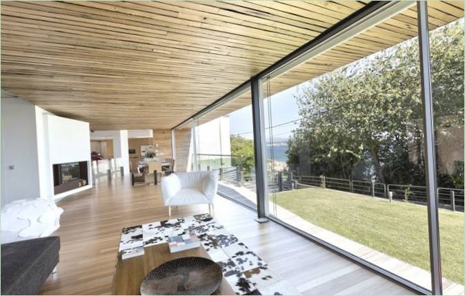 Casa Dezanove casa moderna di A Pobra do Caramiñal & Iñaki Leite, Spagna