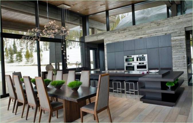 Interno cucina con sala da pranzo