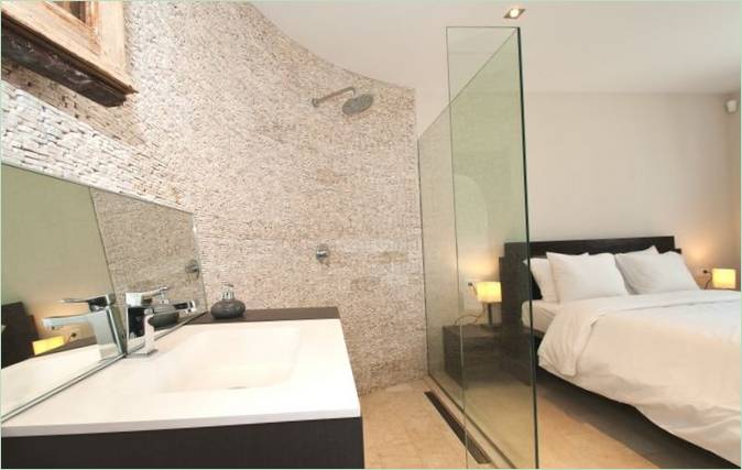 Design degli interni di una camera da letto con bagno