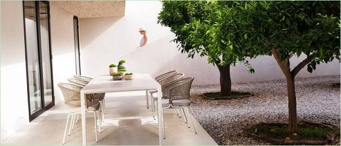 Un perfetto esempio di mobili da giardino di design in un giardino sul retro Un bellissimo esempio di mobili da giardino di design nel giardino di casa