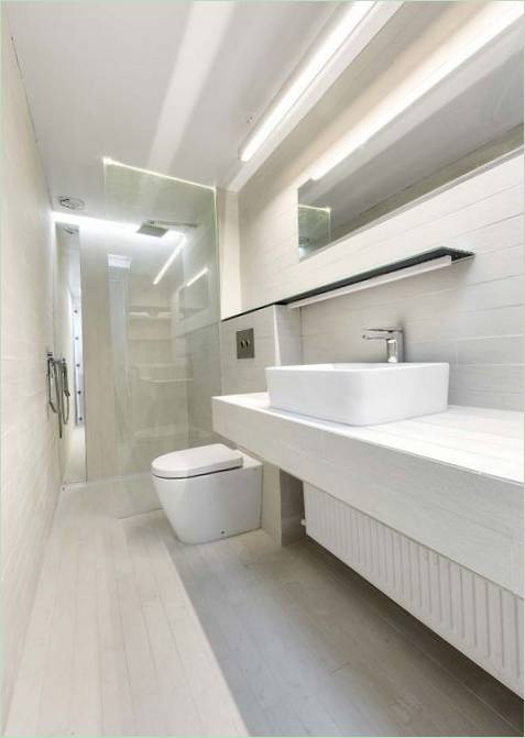 Il bagno in bianco in una piccola casa di campagna L'interno di una piccola casa di campagna: un bagno in bianco