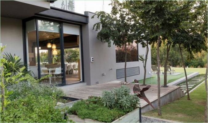 Alberi nel cortile di una casa in pietra e cemento
