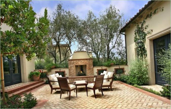 Patio in mattoni con camino Patio in mattoni con camino