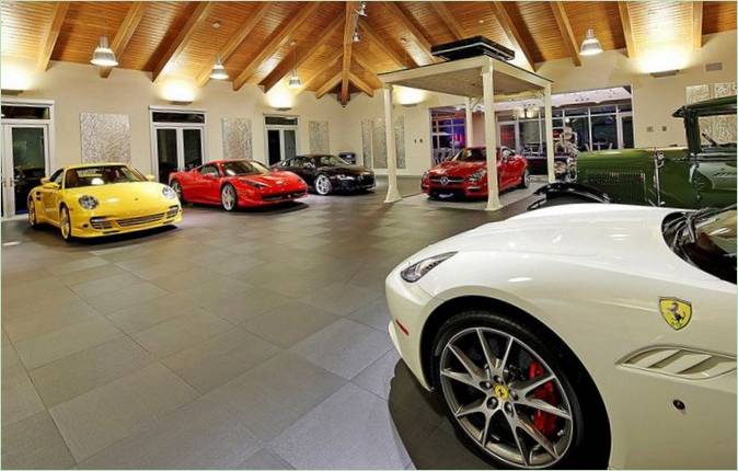 Auto di lusso in un ampio garage