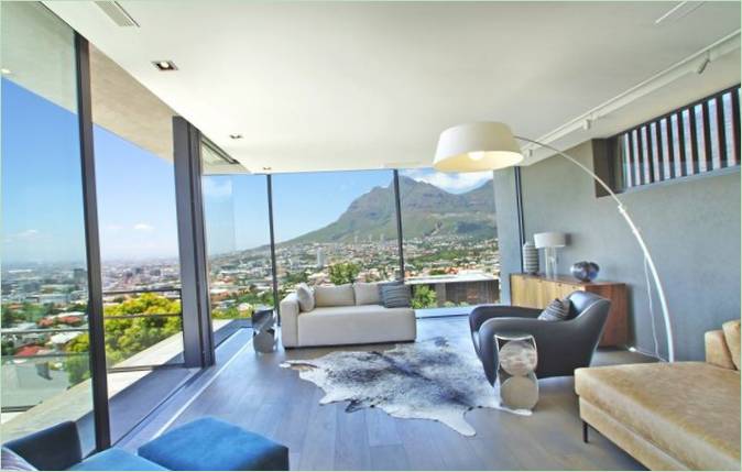 Interno del soggiorno con finestre panoramiche