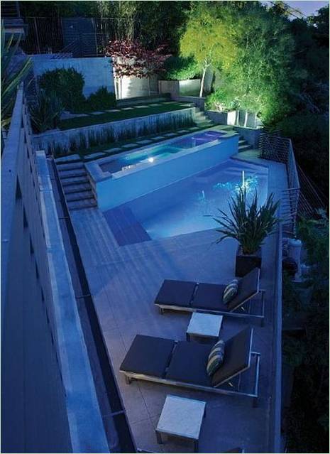 Piscina di forma insolita nel cortile interno