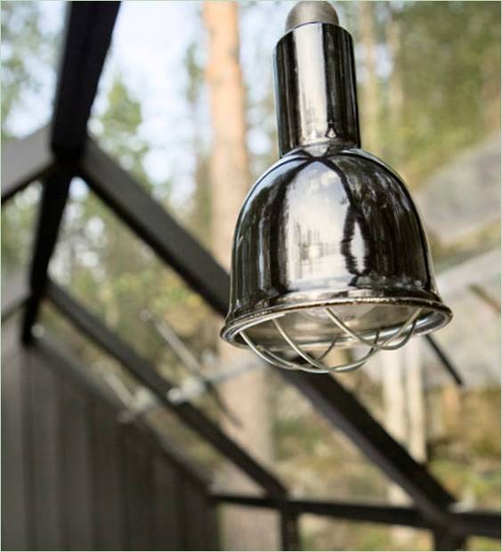 Apparecchio metallico nella casetta da giardino