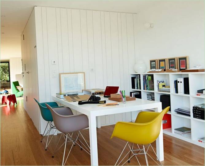 Sedie colorate in un ufficio domestico