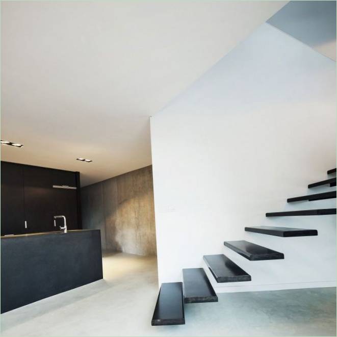 Gradini neri delle scale della casa