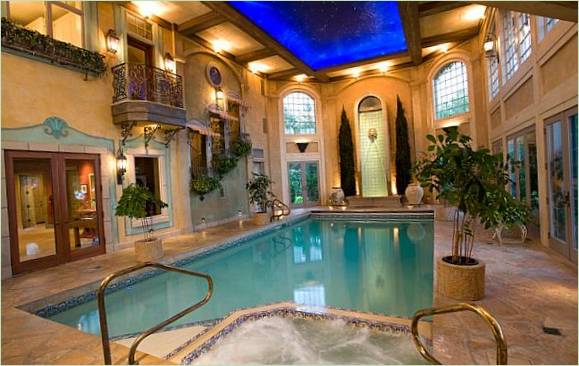 Piscina coperta di lusso in una spa