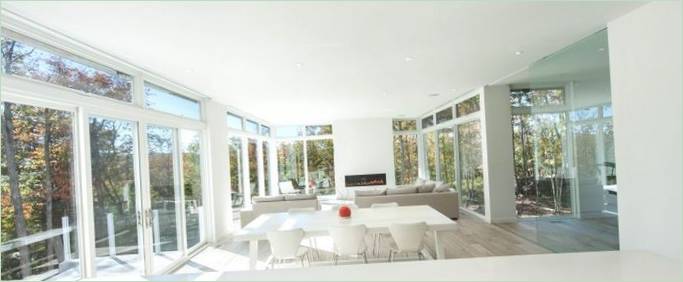 Interno del soggiorno di una casa di Gatineau Hills in Canada