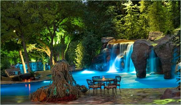 Piscina in giardino con cascata - foto 14