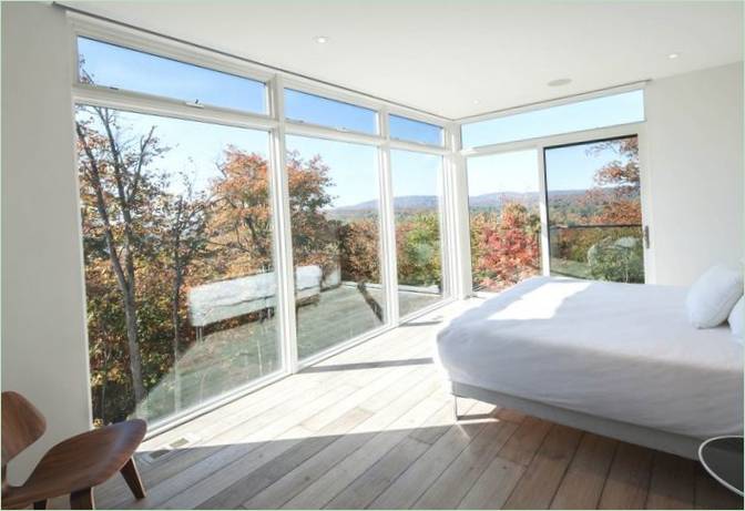 Interno della camera da letto della casa di Gatineau Hills in Canada