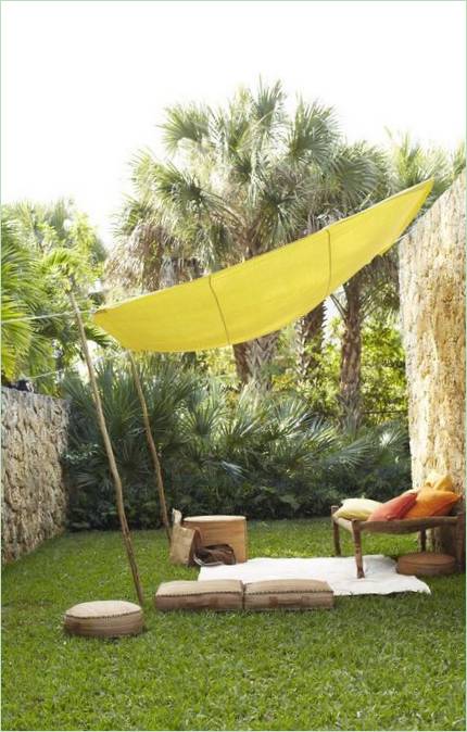 Tende da sole per il giardino, fissate al muro con uno spago Tende da sole per il giardino, fissate al muro con una corda