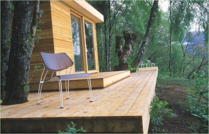Una sedia sulla terrazza del lodge di Todd Saunders Design Studio in Norvegia