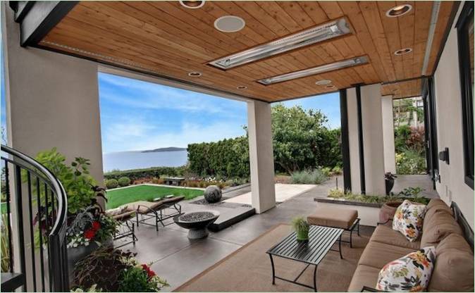 Terrazza coperta con moquette beige e divano da giardino Patio coperto con tappeto beige e divano da giardino