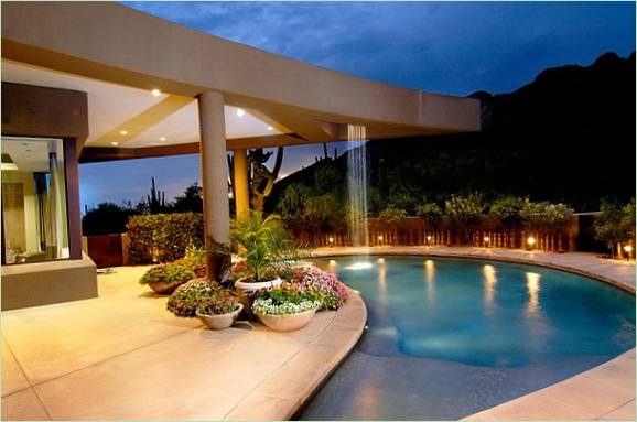 Piscina con cascata nel cortile - foto 40