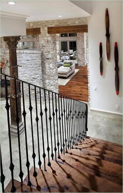 Scala con corrimano in ferro battuto di una lussuosa casa colonica del Texas