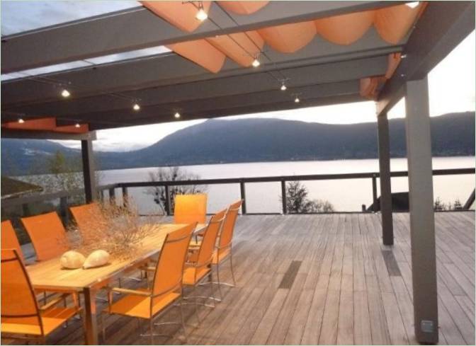 Tenda da sole con struttura retrattile sul patio