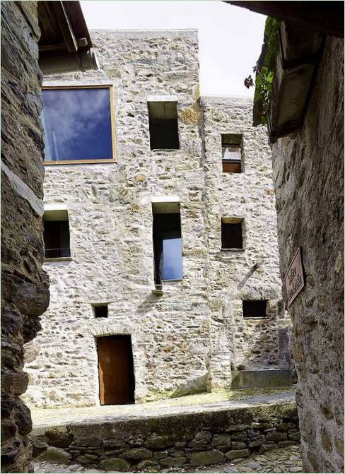 Finestre moderne in un palazzo storico