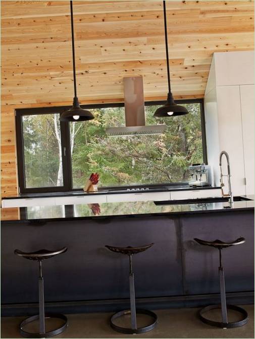 Progettare una casa in legno in Quebec: seggioloni in metallo in cucina