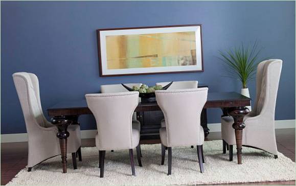 Pareti blu nell'interno della sala da pranzo