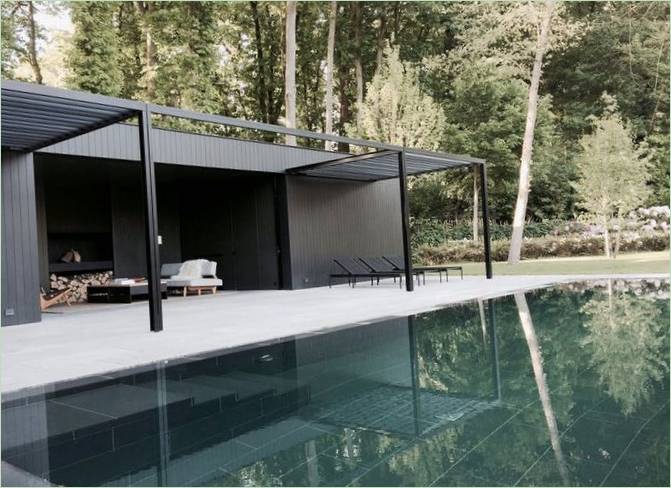 Grande piscina per la vostra casa con grandi piastrelle nere Grande piscina per la casa con grandi piastrelle nere