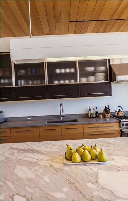 Cucina moderna con piano di lavoro in pietra naturale