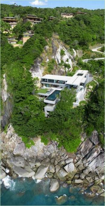 Kamala Beach Mansion su un pendio roccioso con una fitta vegetazione