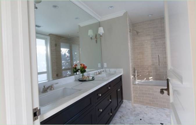 Un enorme specchio in un interno bagno