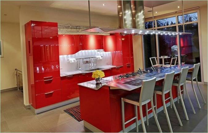 Interior design cucina rosso brillante