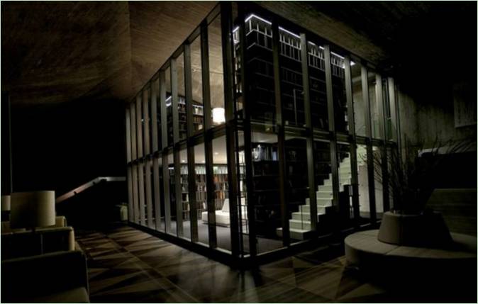 Sala di lettura vetrata a due piani a Ulus Savoy