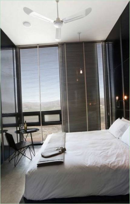 Una piccola camera da letto con una splendida vista