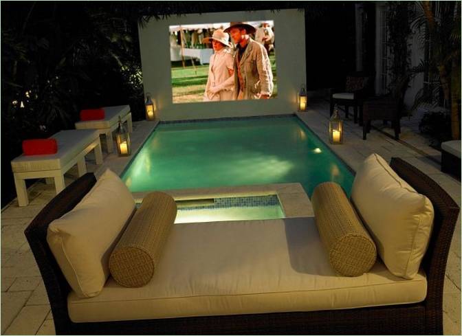 Cinema a bordo della piscina tropicale Cinema tropicale a bordo piscina