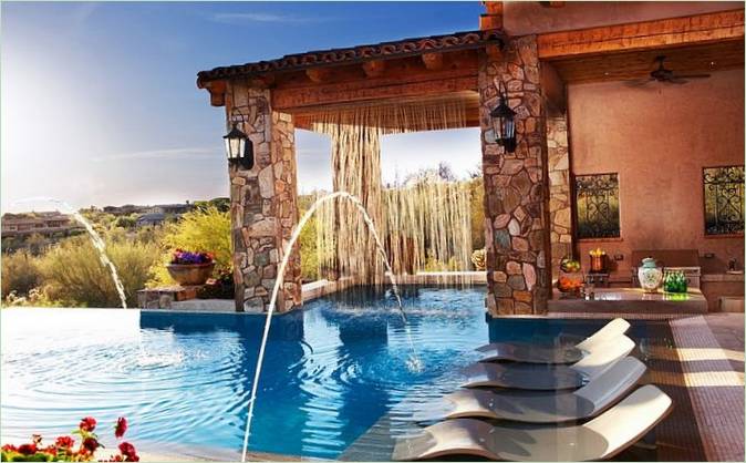 Il design dell'area della piscina esterna