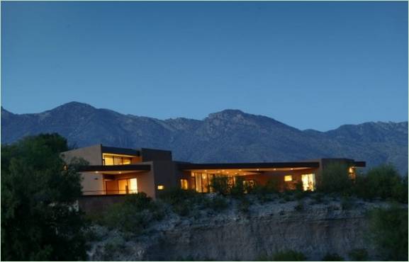 Residenza fronte fiume dal design moderno a cottage