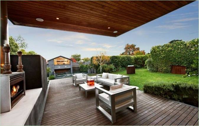 Mobili in legno sulla terrazza esterna