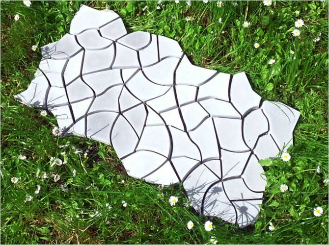 Sentieri su un terreno di una casa di campagna: materiale semplice