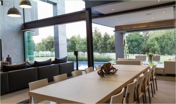 Un tavolo da pranzo ampio e chiaro in una casa di pietra e cemento